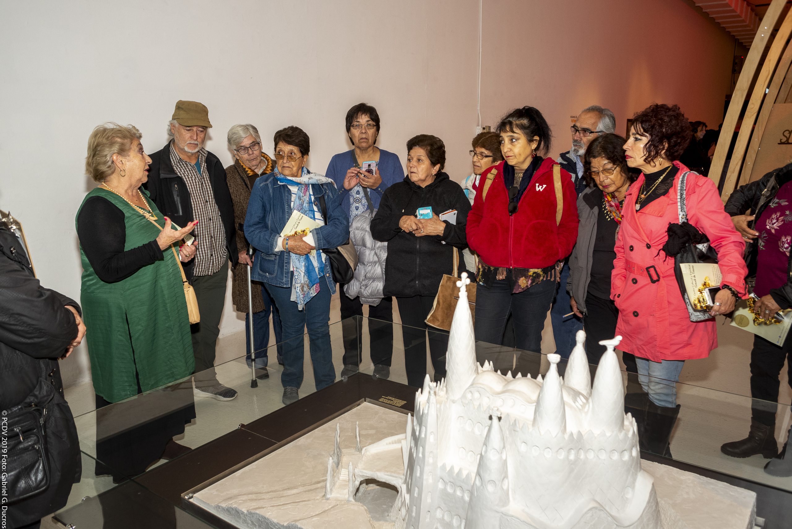 Mediación en Exposición Gaudí realizada por personas mayores